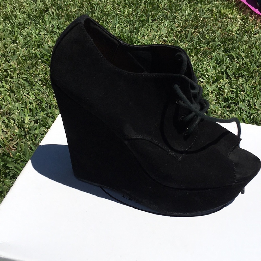 Women's black wedges